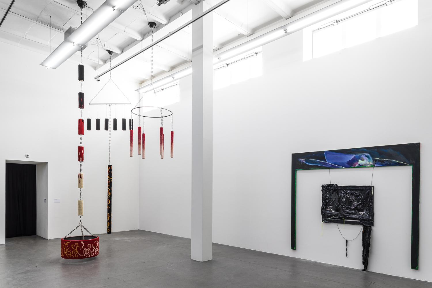 Raumansicht mit verschiedenen Werken