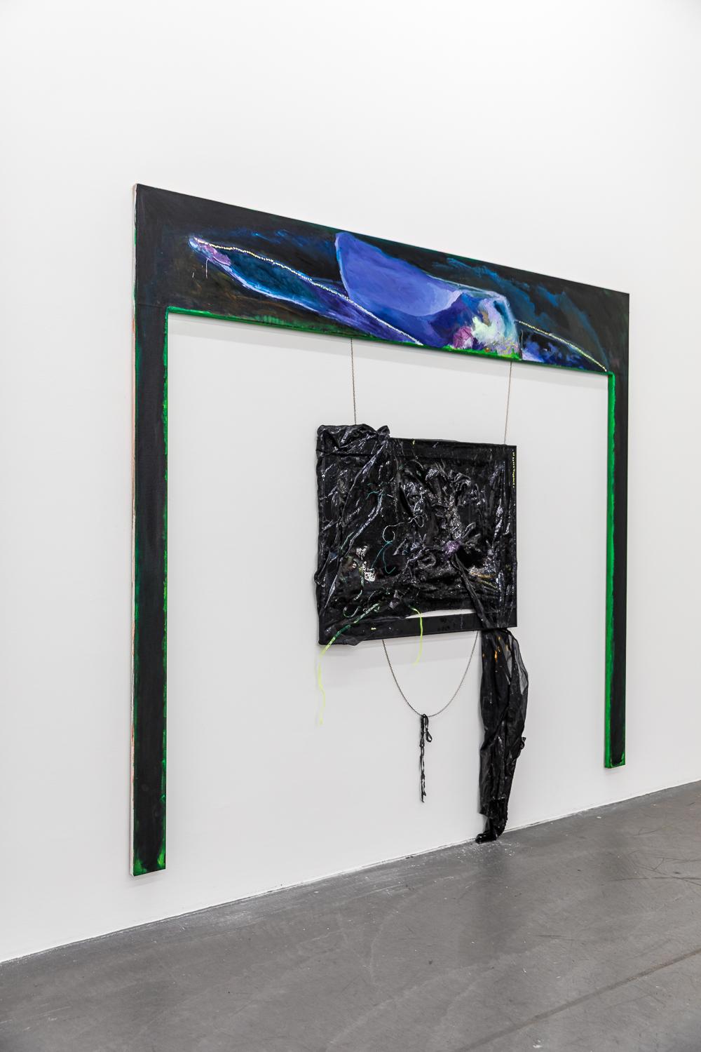 Abstraktes Gebilde an der Wand