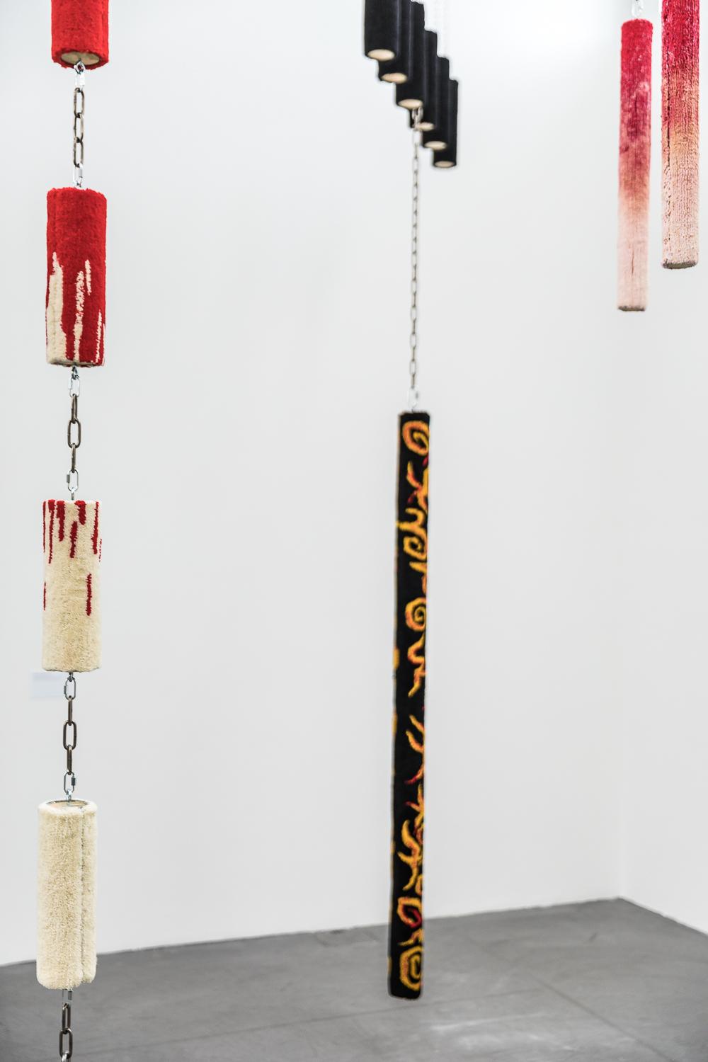 Hängende Stäbe verbunden mit Ketten