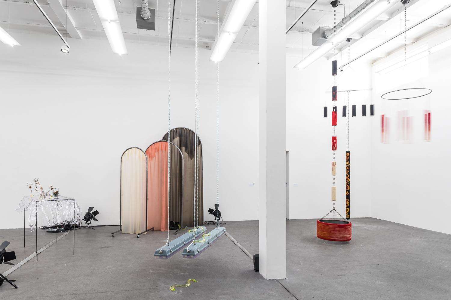 Raumansicht mit verschiedenen Werken