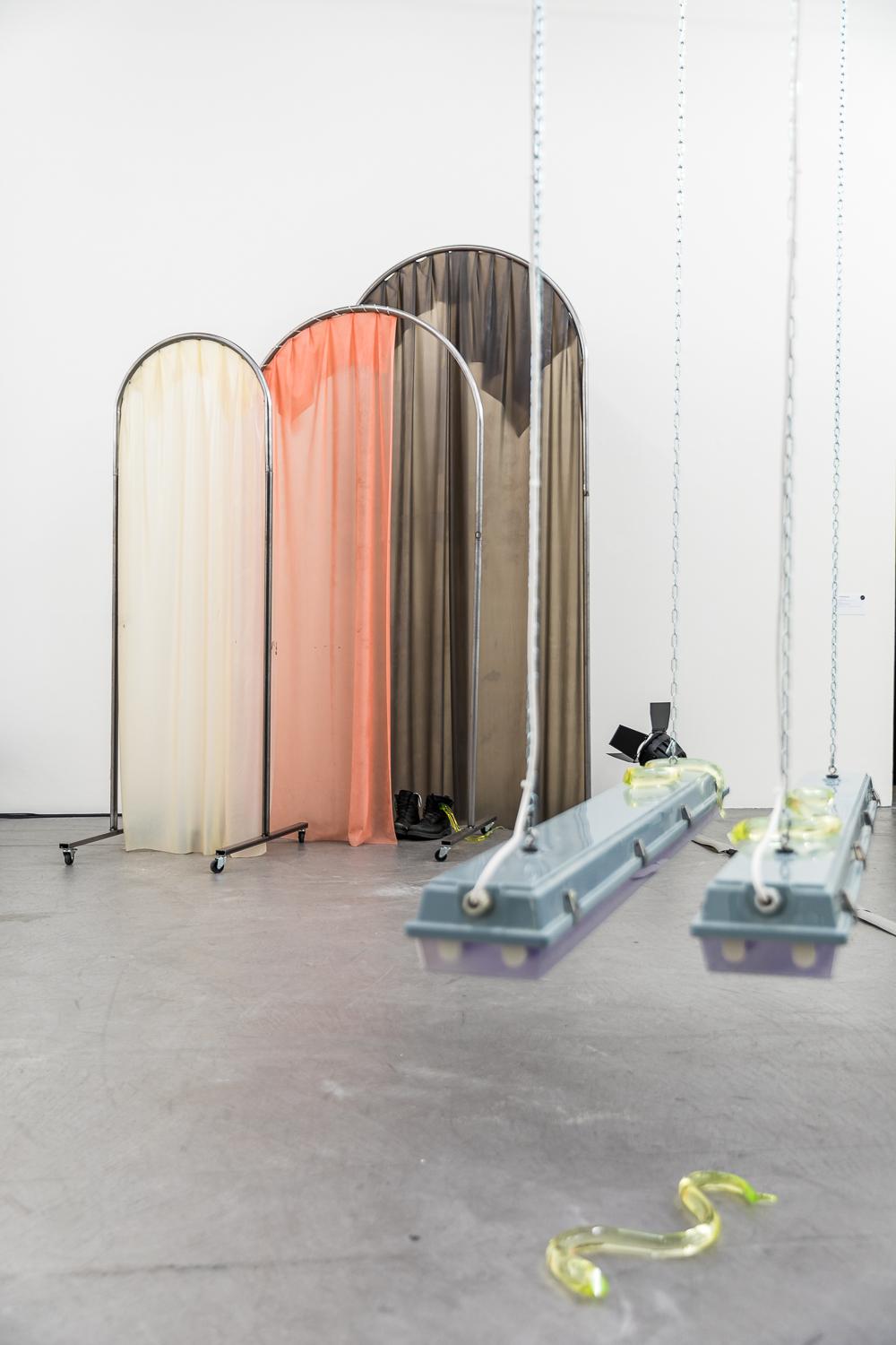 Zwei Leuchten, tief hängend, Vorhänge im Hintergrund