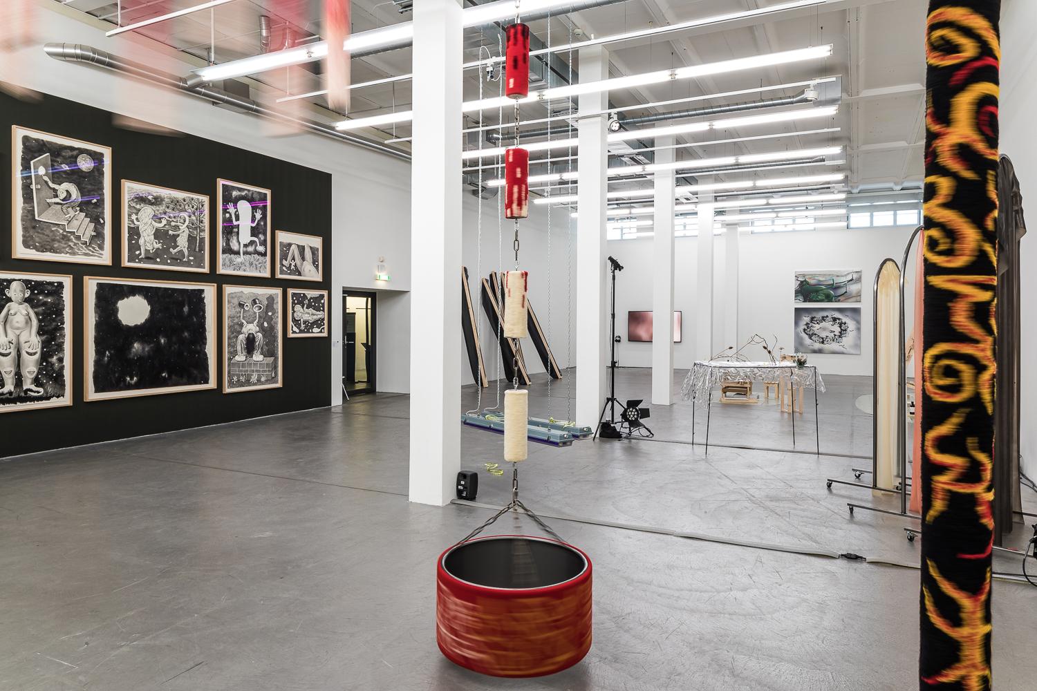 Raumansicht mit verschiedenen Werken