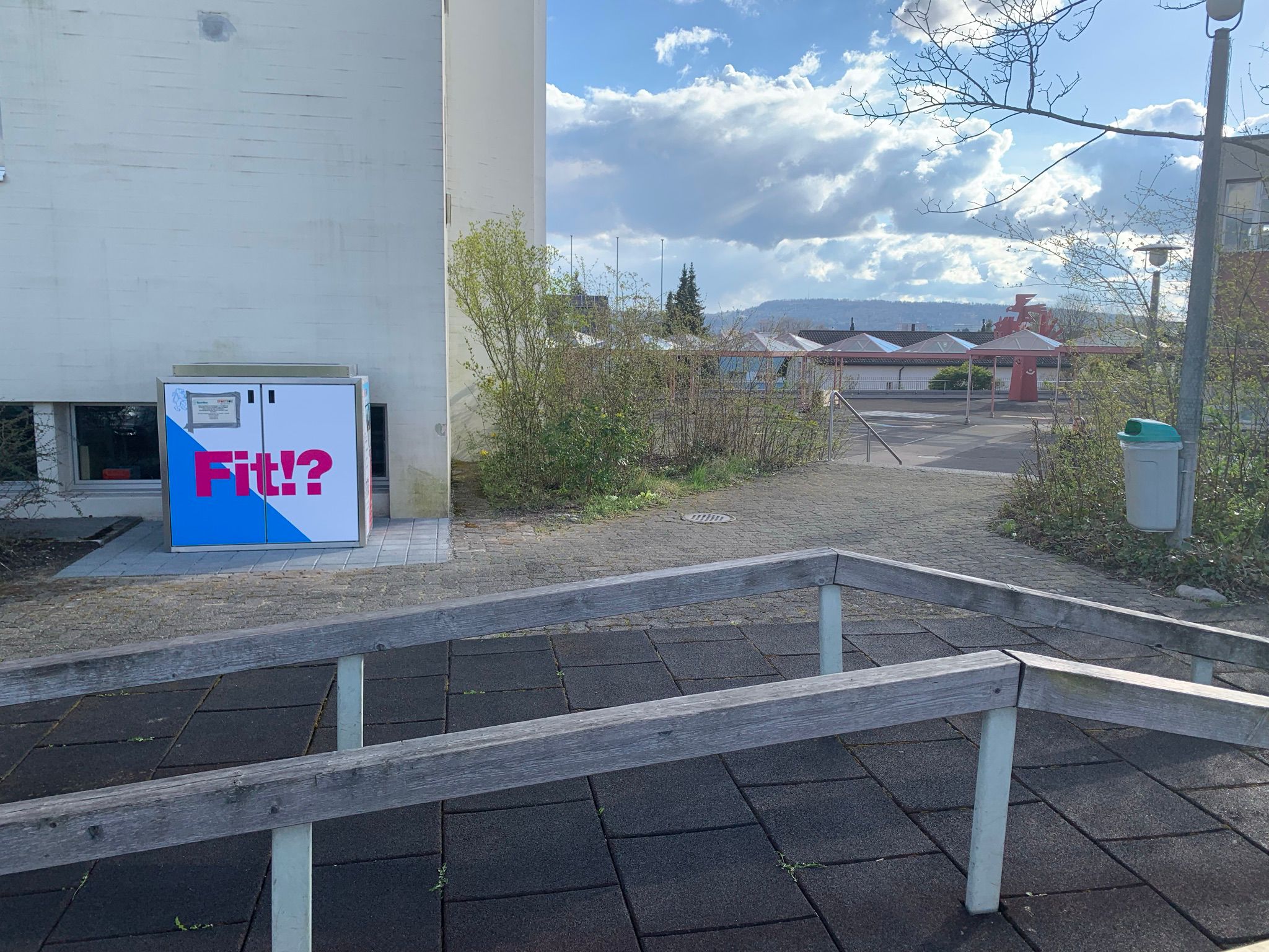 Eine SportBox (Verleihsystem mit Sport- und Fitnessequipment) steht bei einer Schulhausanlage in Dietlikon