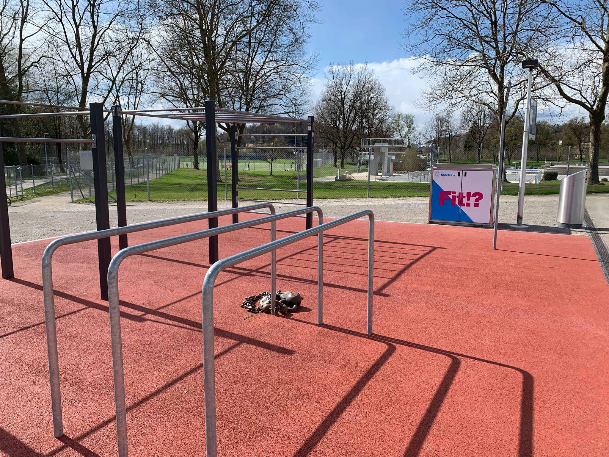 Eine SportBox (Verleihsystem mit Sport- und Fitnessequipment) steht bei einer Street Workout-Anlage in Effretikon