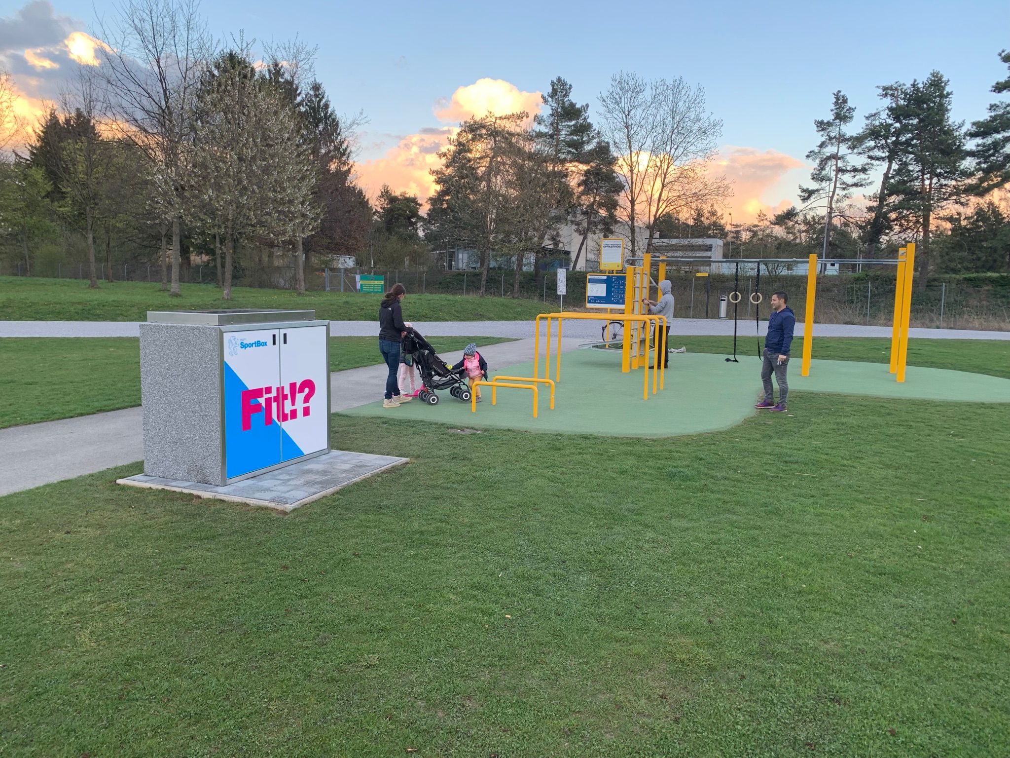 Eine SportBox (Verleihsystem mit Sport- und Fitnessequipment) steht bei einer Street Workout-Anlage in Opfikon