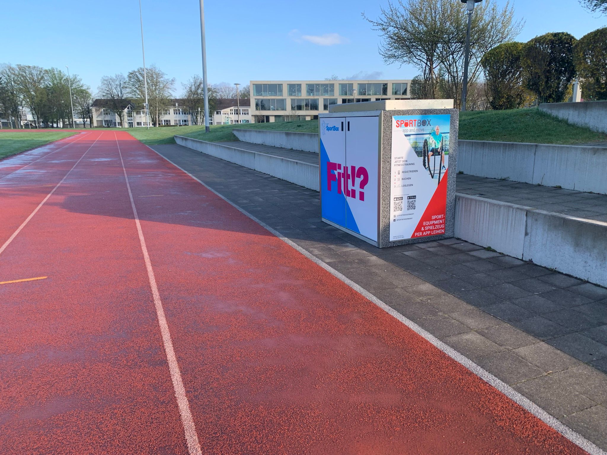 Eine SportBox (Verleihsystem mit Sport- und Fitnessequipment) steht bei einer Leichtathletikrundbahn in Zollikon
