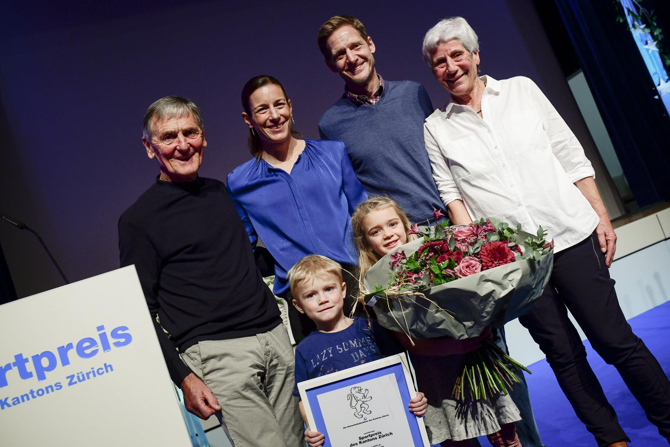 Sportpreis des Kantons Zürich 2022: Die ganze Familie von Nicola Spirig posiert mit Blumenstrauss und Diplom