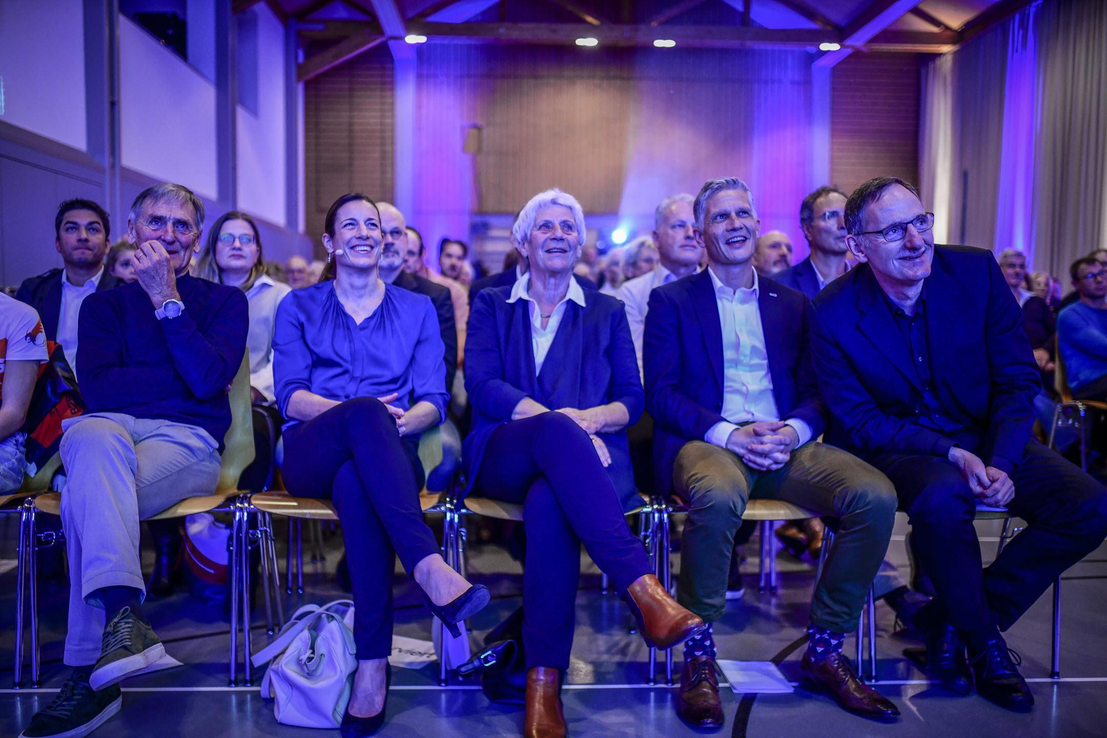 Erste Stuhlreihe an der Verleihung des Sportpreises des Kantons Zürich 2022: Fünf Personen sitzen in der vordersten Reihe, dahinter sitzen die Teilnehmenden