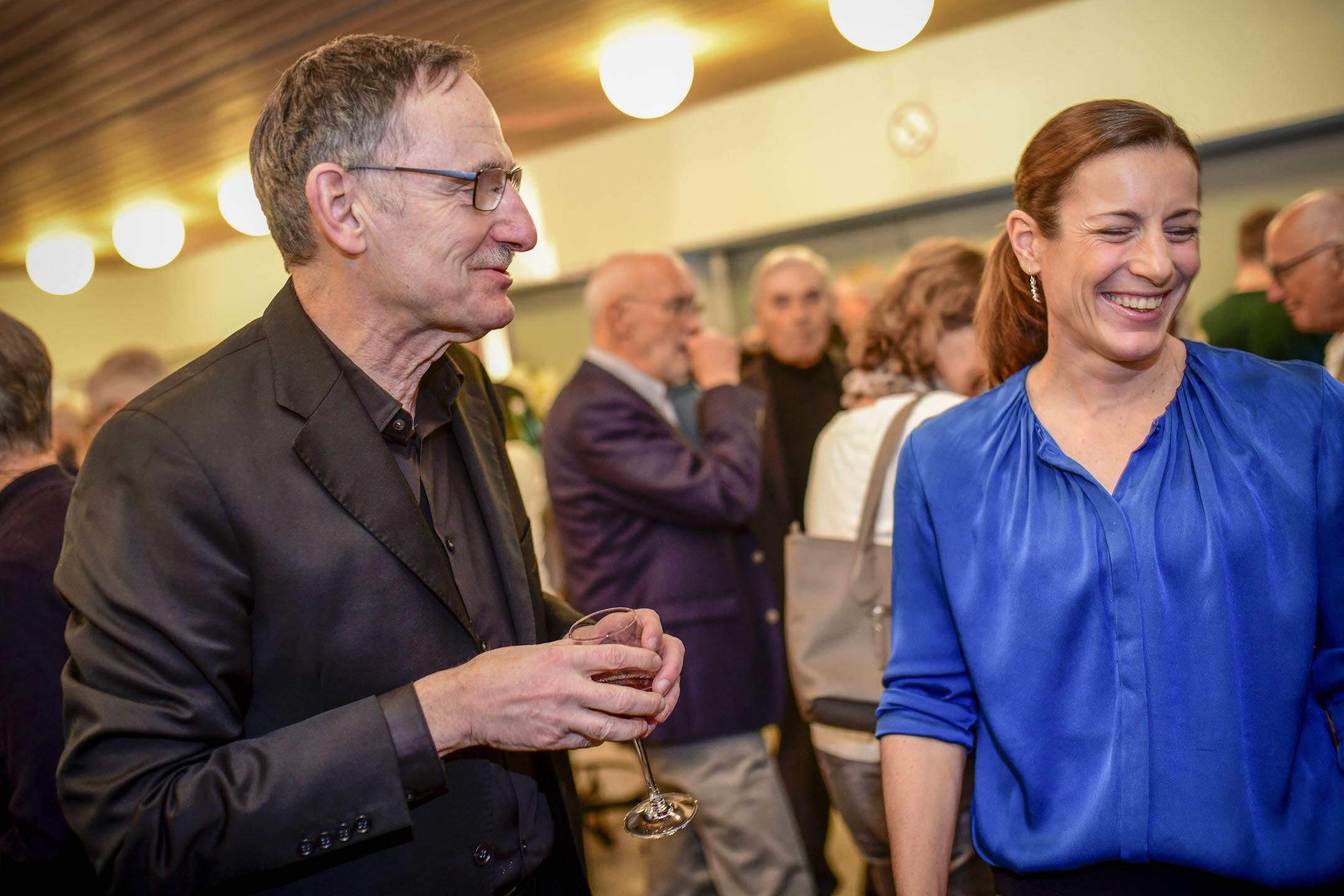 Apéro bei der Verleihung des Sportpreises des Kantons Zürich 2022: Regierungsrat Mario Fehr und Nicola Spirig tauschen sich aus, im Hintergrund sind Gäste der Verleihung beim Apéro sichtbar