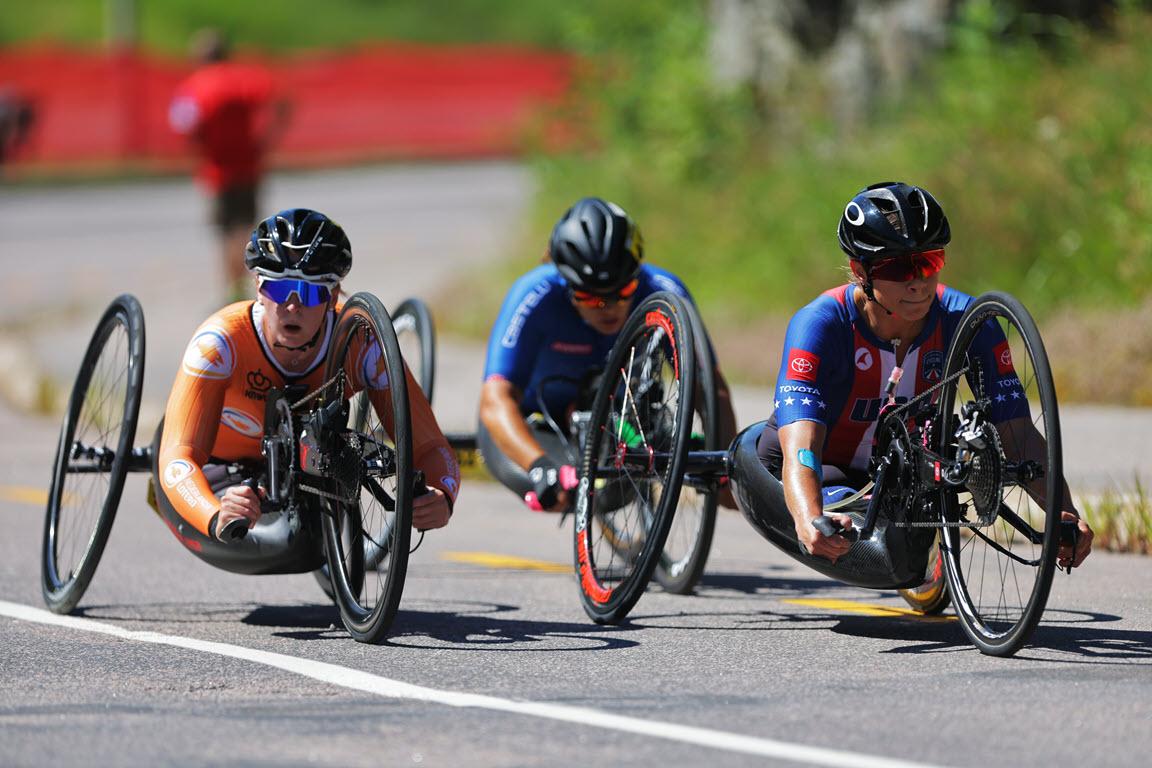 Drei Athletinnen in der Disziplin Para-Cycling liegend fahren an den Para-Cycling -Strassen Weltmeisterschaften 2023 in Kanada.