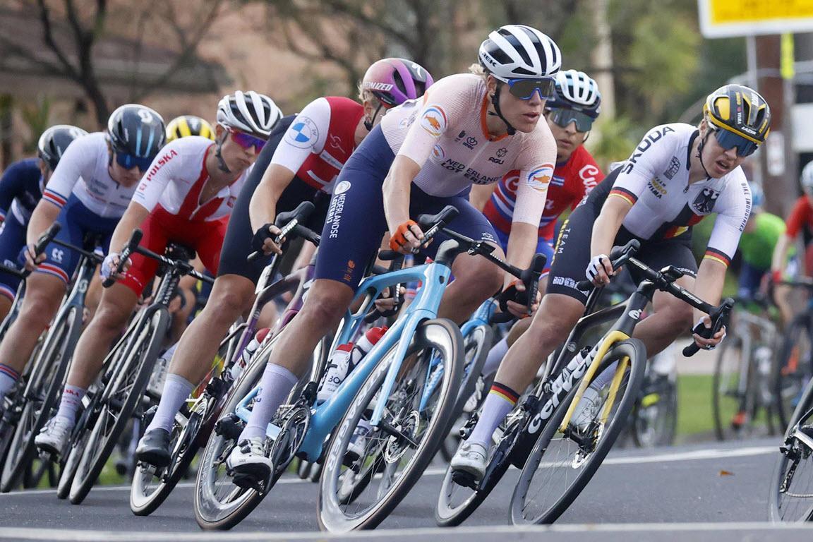 Eine Gruppe von zehn Athletinnen - angeführt von Ellen Van Dijk (NED) und Romy Kasper (GER) - fährt an den Rad-Strassen-Weltmeisterschaften 2023 in Australien..