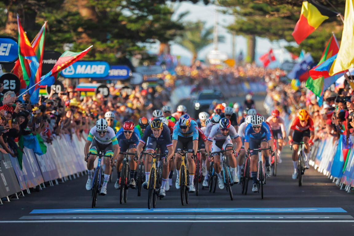 An der Rad-Strassen-Weltmeisterschaften 2022 in Australien befindet sich ein Feld von 18 Fahrern nach einem Sprint kurz vor der Ziellinie..