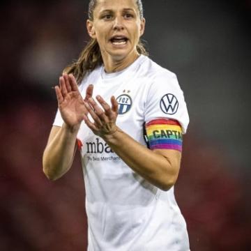 Fussballspielerin Fabienne Humm im FCZ Trikot mit Captain-Armbinde.