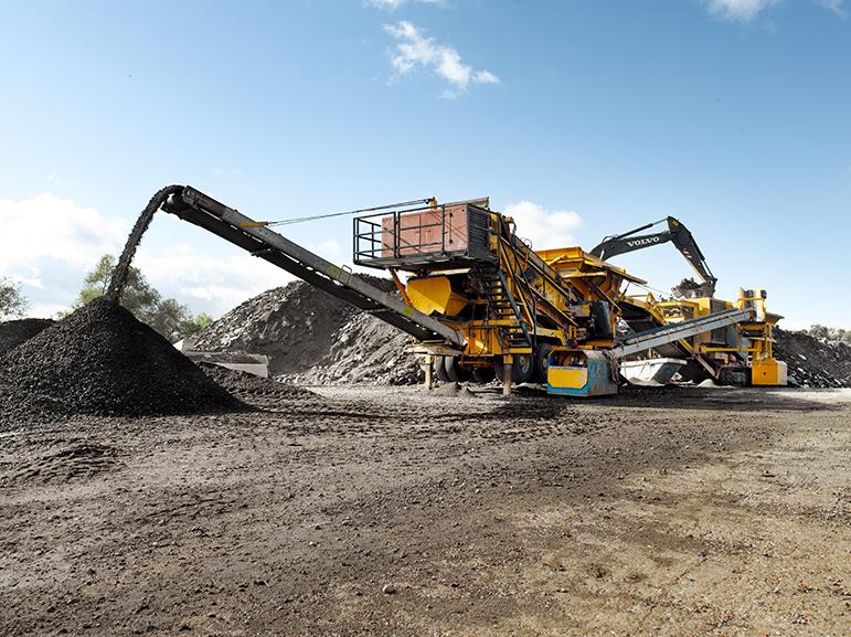 Bauschuttaufbereitungsmaschine auf einem Recyclingplatz