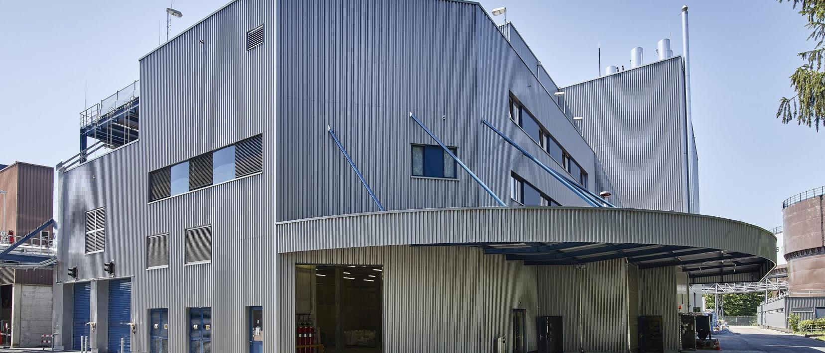 Frontansicht der Klärschlammverwertungsanlage Werdhölzli des ERZ (Entsorgung + Recycling Zürich)