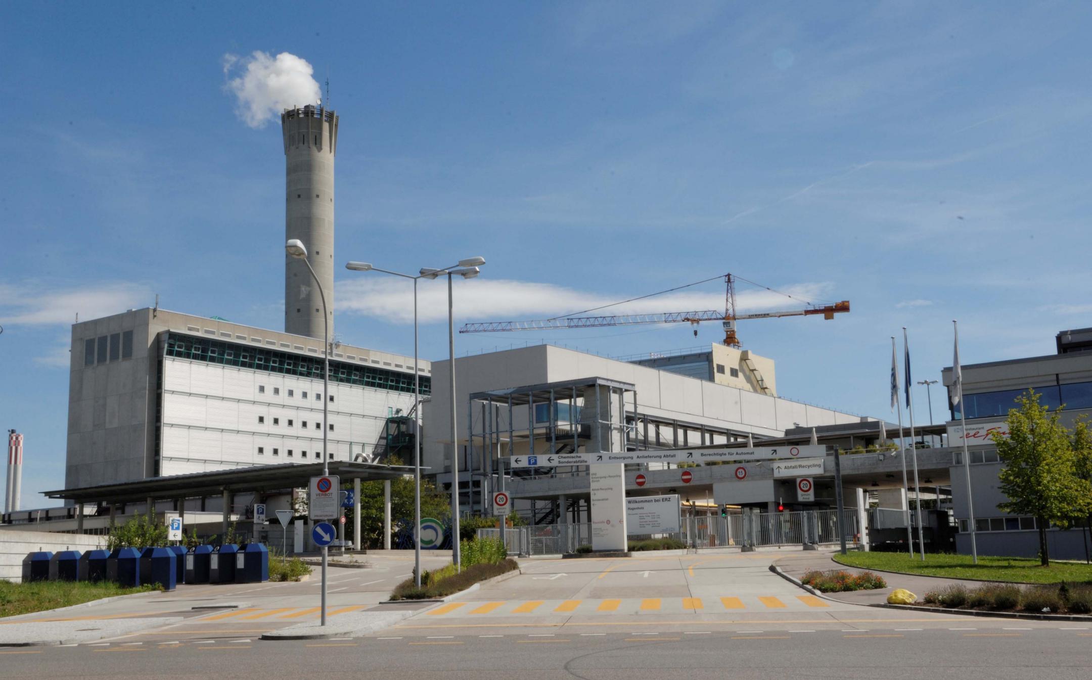 Frontansicht der Kehrichtverwertungsanlage Hagenholz in Zürich