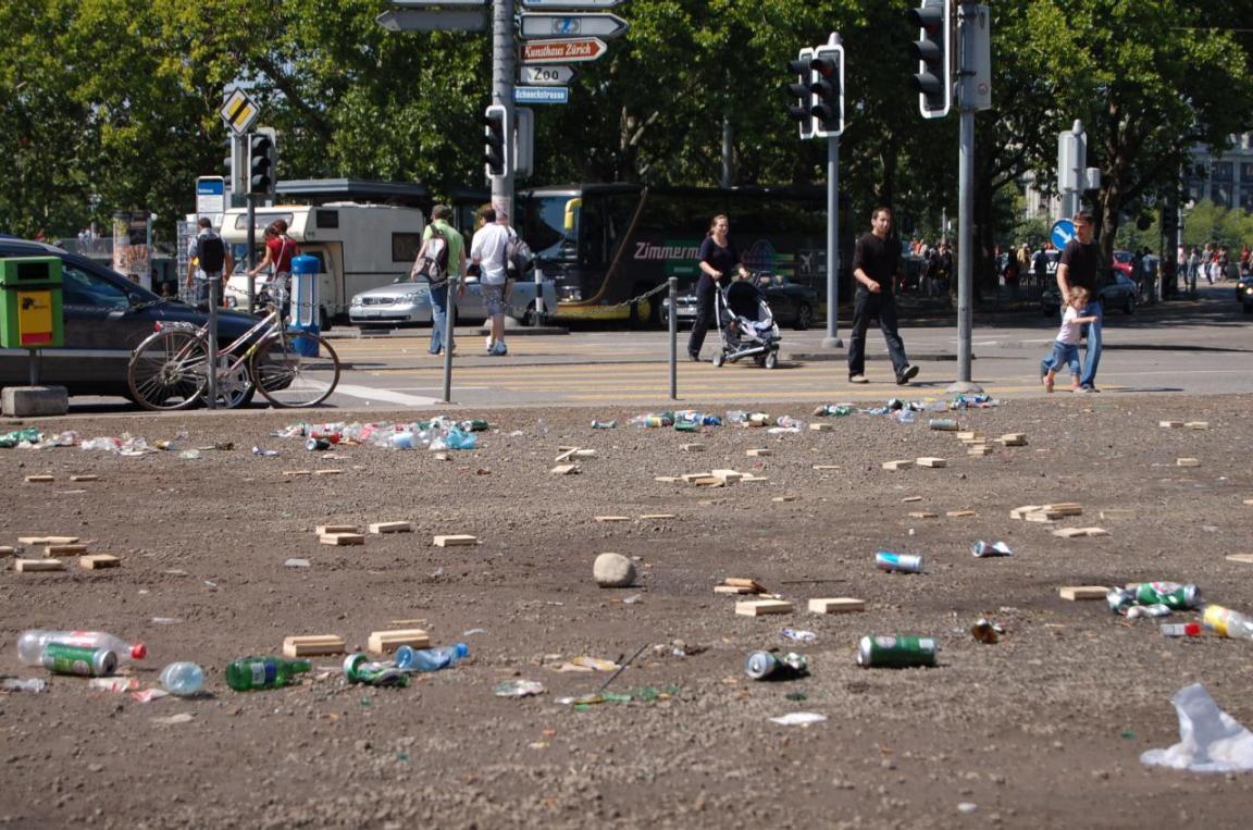 Bild von Littering auf einem öffentlichen Platz in der Stadt Zürich: Verschiedene Abfälle wie Dosen und Verpackungen wurden liegengelassen