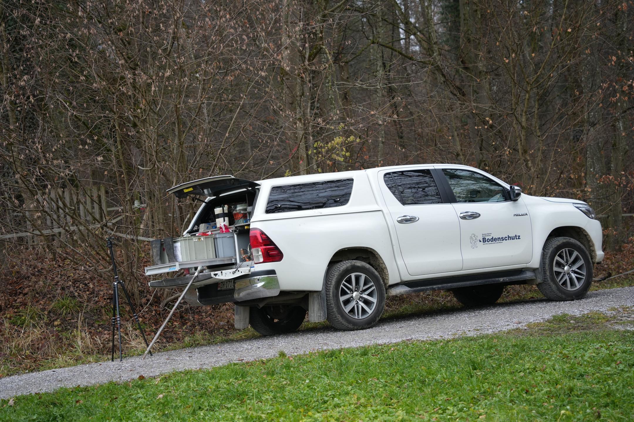 Probenahme im Feld mit Fahrzeug