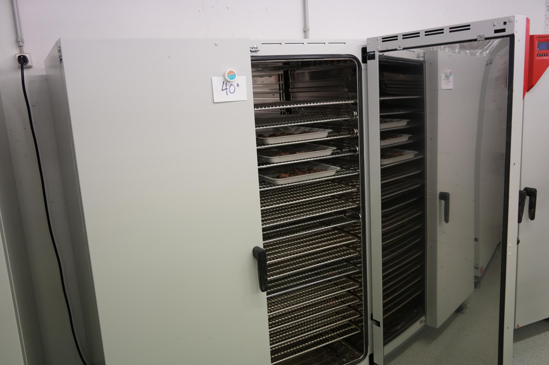 Bodenproben werden im Ofen getrocknet