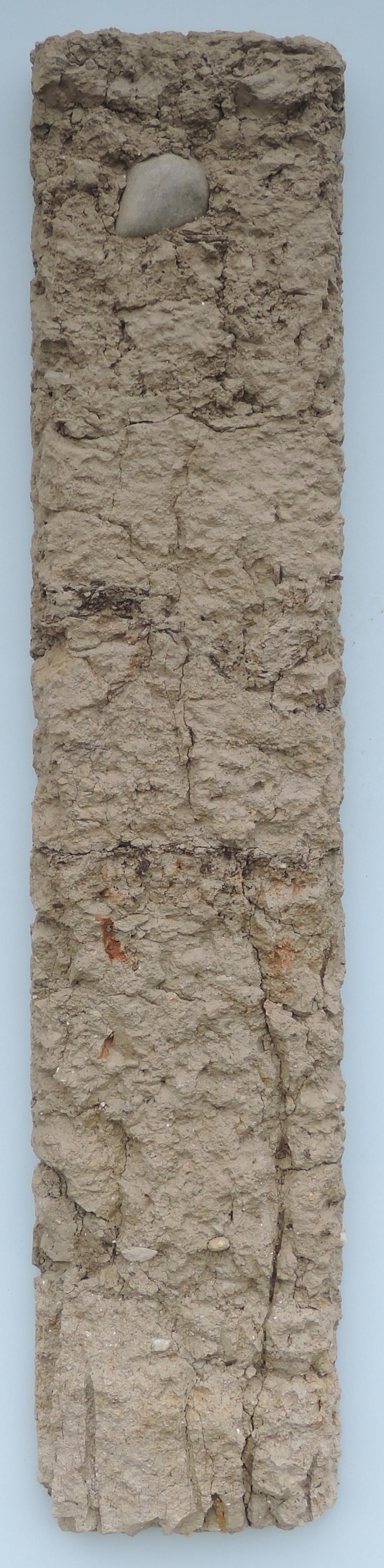 Bodenprofil einer Auffüllung in Ossingen. Dieser Boden enthält wenig Steine und ist stauwasserbeeinflusst. Dieser Boden ist für Ackerbau geeignet.