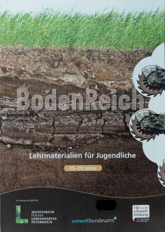 Titelseite der Broschüre «Bodenreich - Lehrmaterialien für Jugendliche von 15 bis 19 Jahren», die einen Bodenquerschnitt zeigt, der rechts von Braunkohlebaggerschaufeln visuell abgetragen wird.