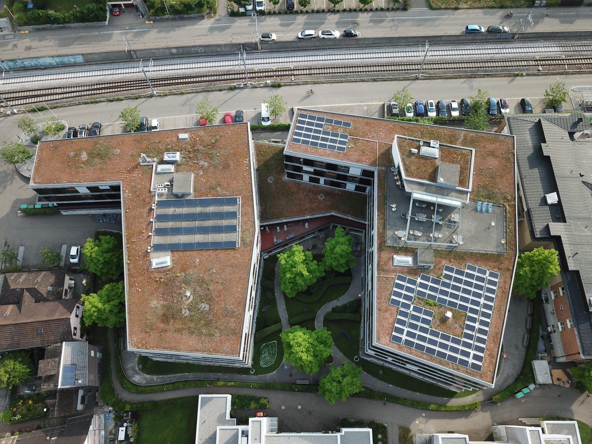 Blick aus der Vogelperspektive auf die Solaranlage auf dem Dach des Alterszentrum Lanzeln in Stäfa. 