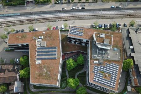 Blick aus der Vogelperspektive auf die Solaranlage auf dem Dach des Alterszentrum Lanzeln in Stäfa. 