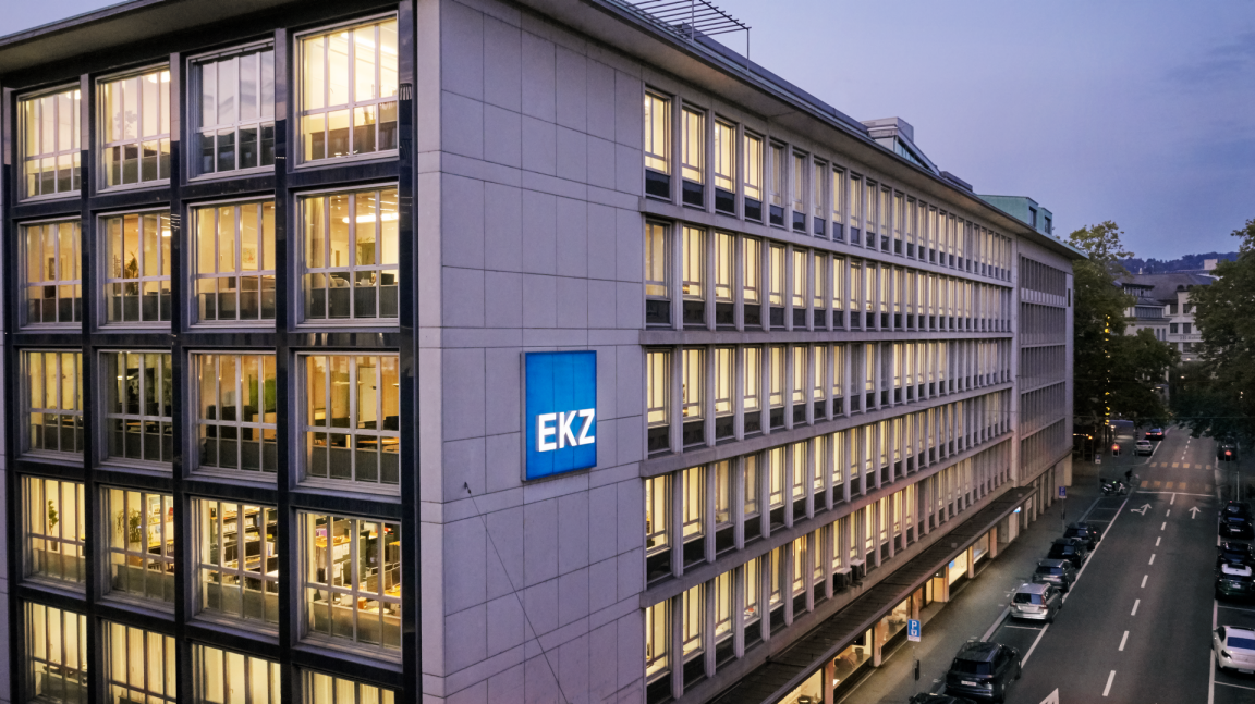 Der beleuchtete EKZ-Hauptsitz, ein mehrstöckiges rechteckiges Gebäude. 