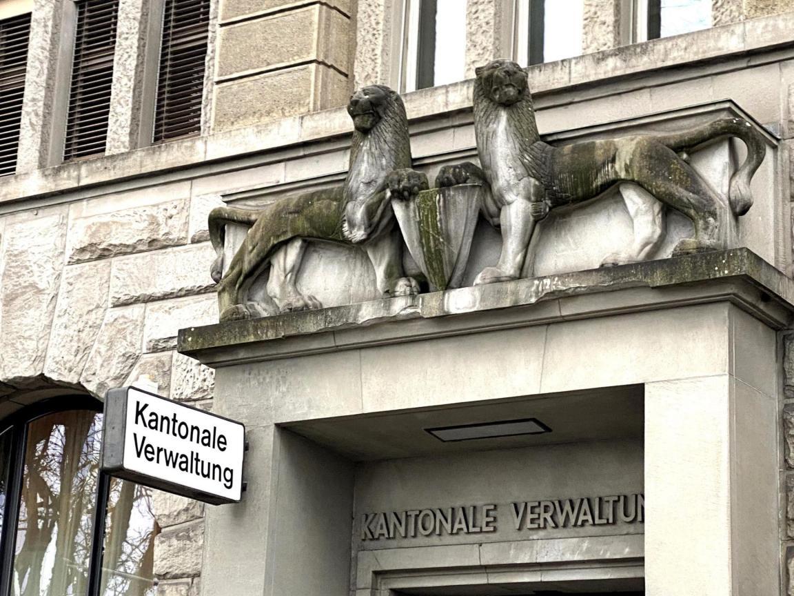 Das Eingangsportal zum Kaspar-Escher-Haus mit zwei Löwen aus Stein und dem Schriftzug Kantonale Verwaltung.