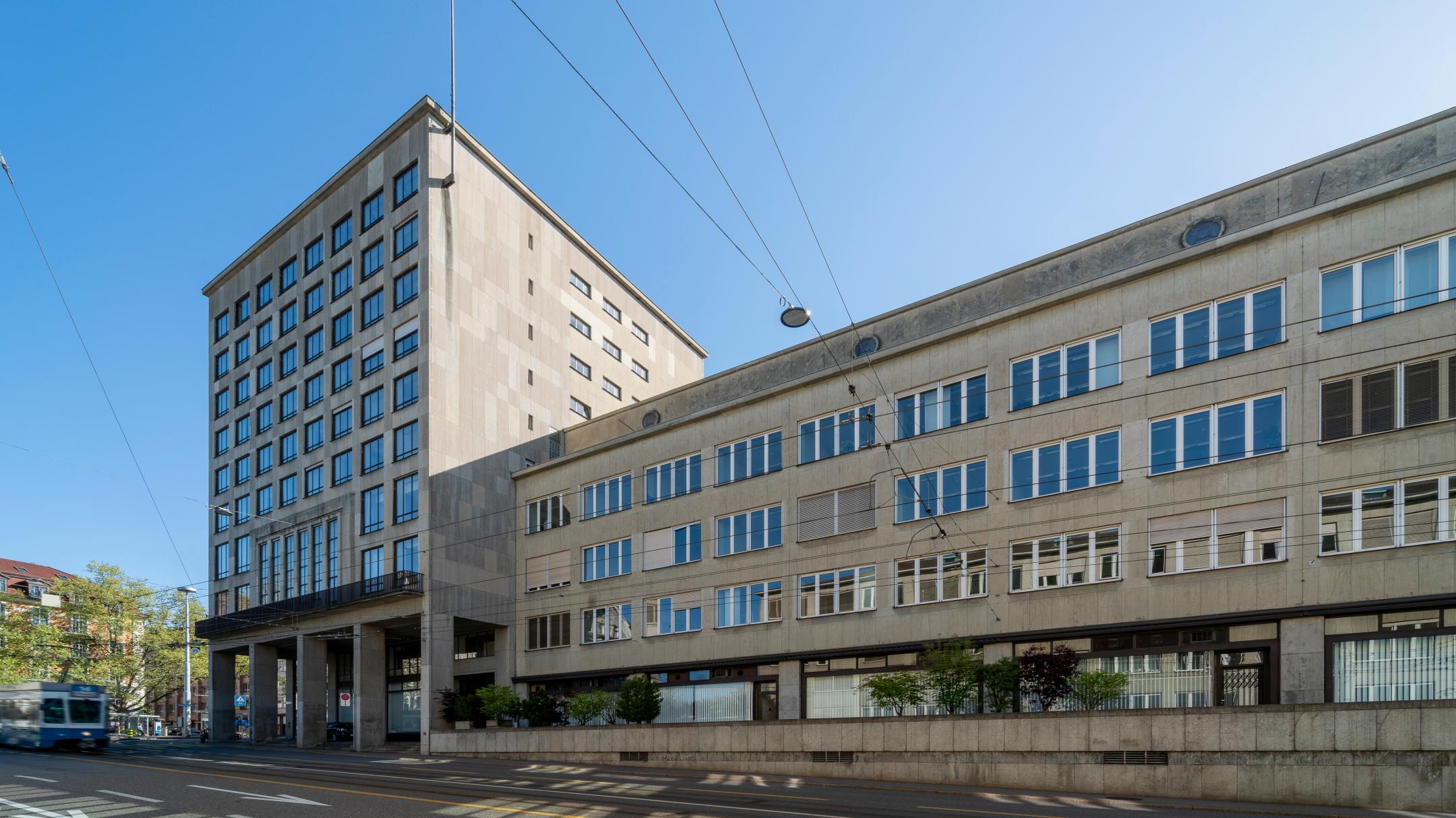 Fotografie der engeren Zentralverwaltung inklusive Walcheturm. Wolkenloser Himmel vorbeifahrendem Tram.