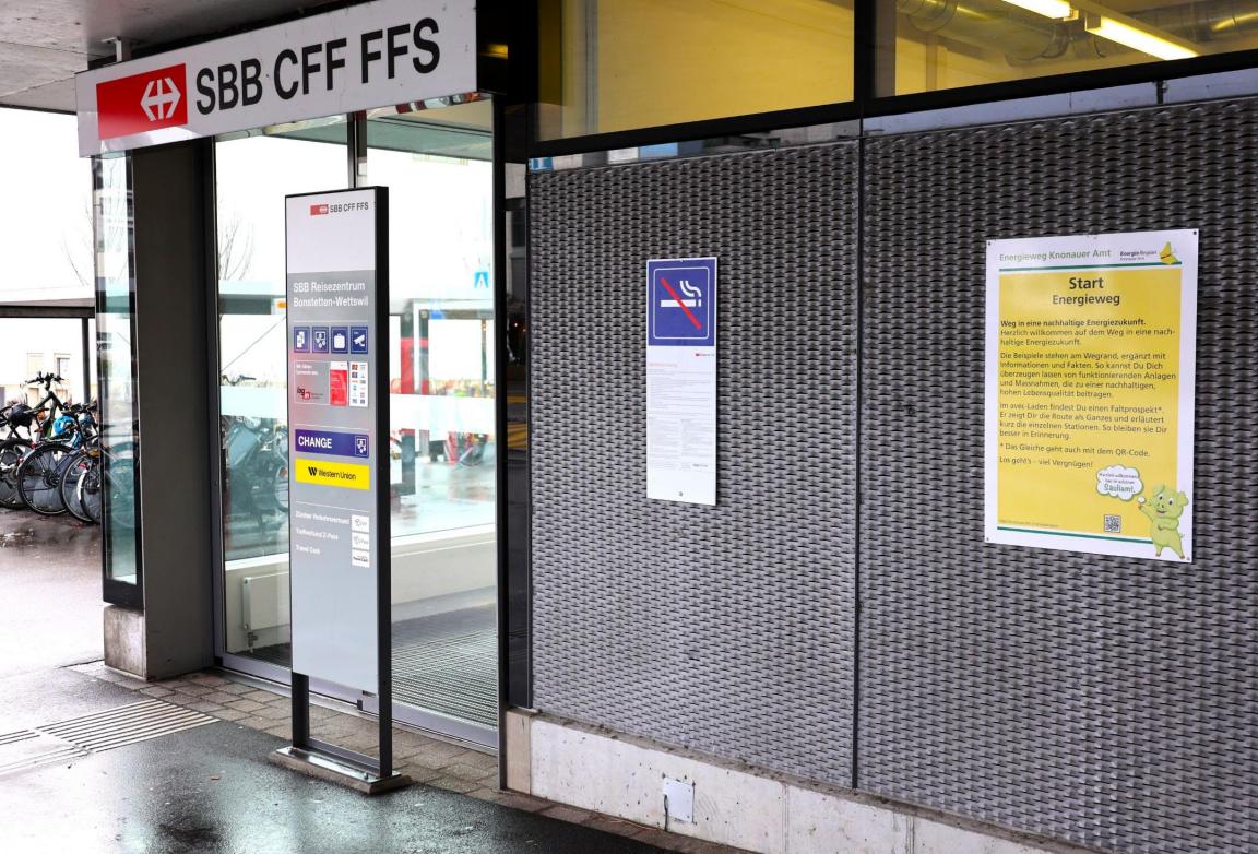 Rechts neben der Türe des SBB-Reisecenters hängt neben einem Rauchverbot ein gelbes Plakat mit der Aufschrift «Start Energieweg»