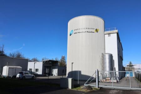 Das Gelände der Abwasserreinigungsanlage Fehraltorf. Es sind mehrere Gebäude, unter anderem ein grosser Wassertank, zu sehen.  