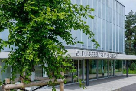 Teilansicht eines modernen Gebäude mit Glasfassade und der Aufschrift Bildungszentrum Blaulicht.