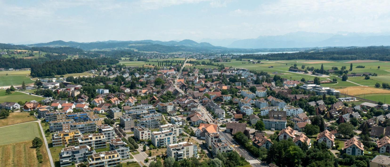 Luftaufnahme der Gemeinde Fehraltorf.