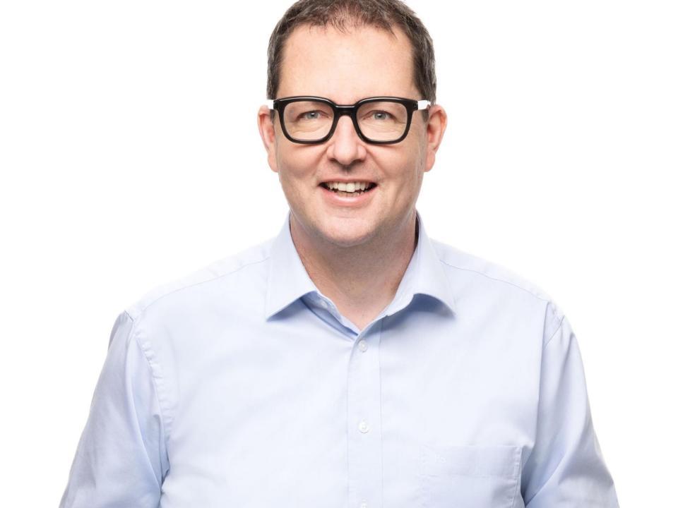 Portraitfoto von Stefan Mathys. Der Leiter der Fehraltorfer Werke hat braune Haare, trägt eine schwarzumrandete Brille, ein hellblaues Hemd und Jeans.