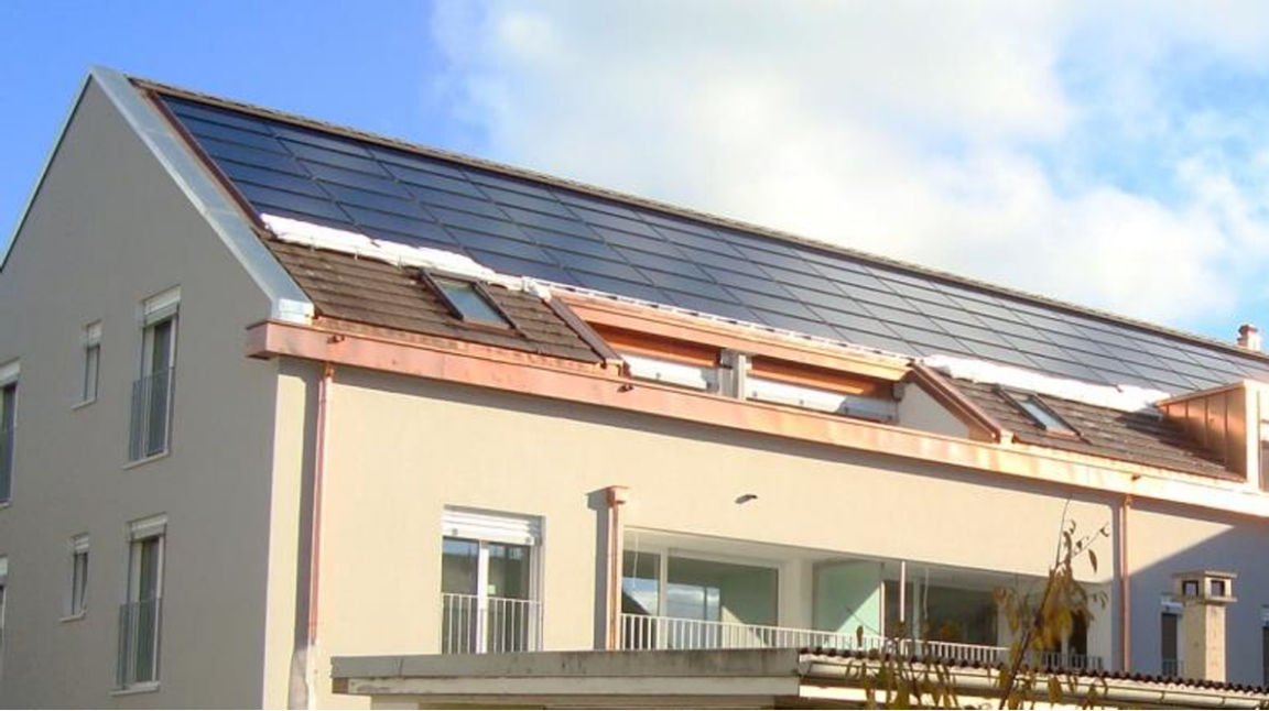 Dachintegrierte Photovoltaikanlage auf dem Wohngebäude an der Neuwiesenstrasse 8 in Uster
