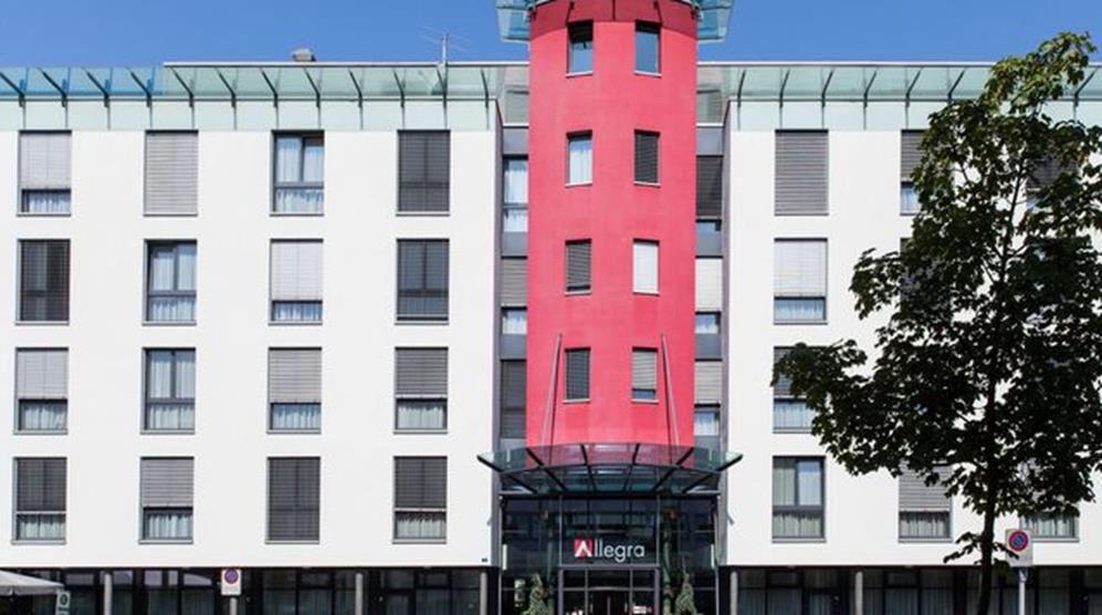 Das Bild zeigt ein Hotel, welches als Beispiel für einen Bau mit energetischem Optimierungspotenzial steht.