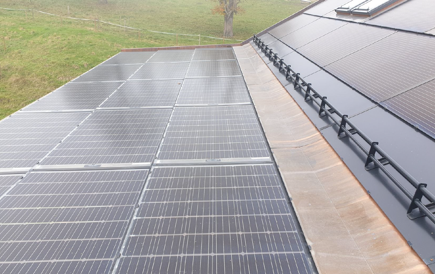 Dachintegrierte Anlage mit Photovoltaik- und Hybrid-Solarmodulen