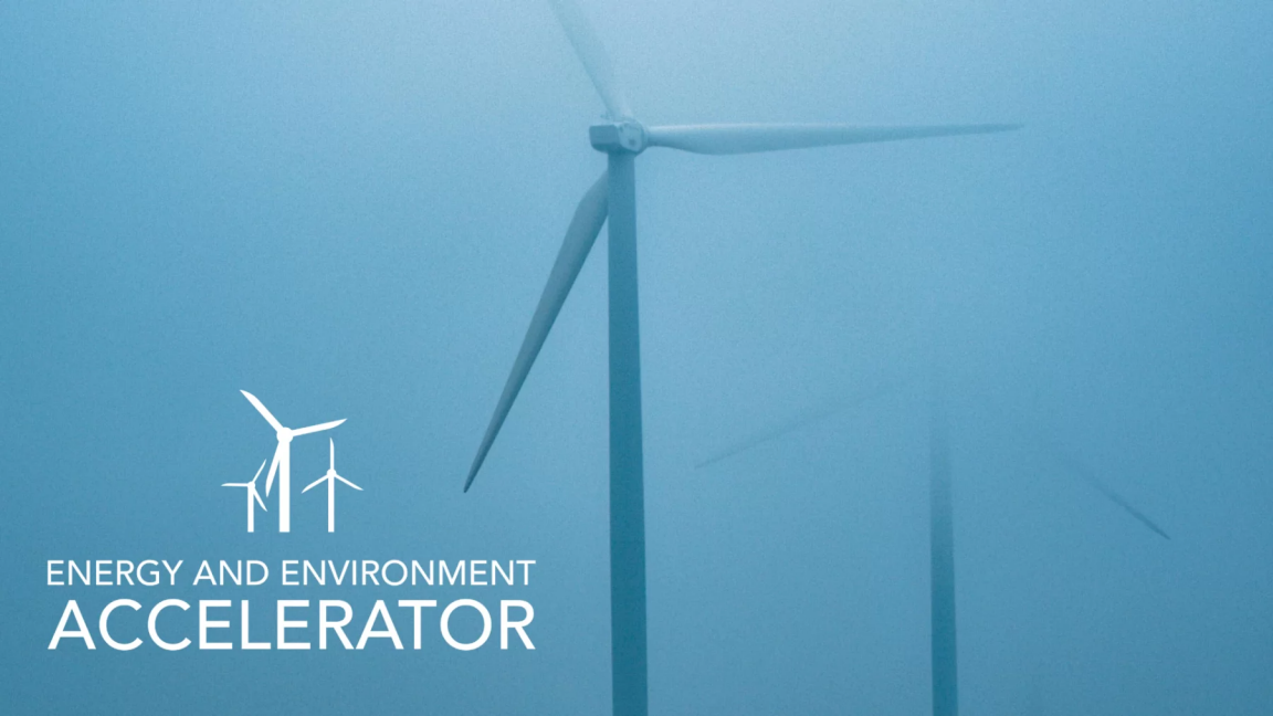 Mehrere Windräder in dunstigem Blau, im Vordergrund das Logo des Energy & Environment Accelerators.
