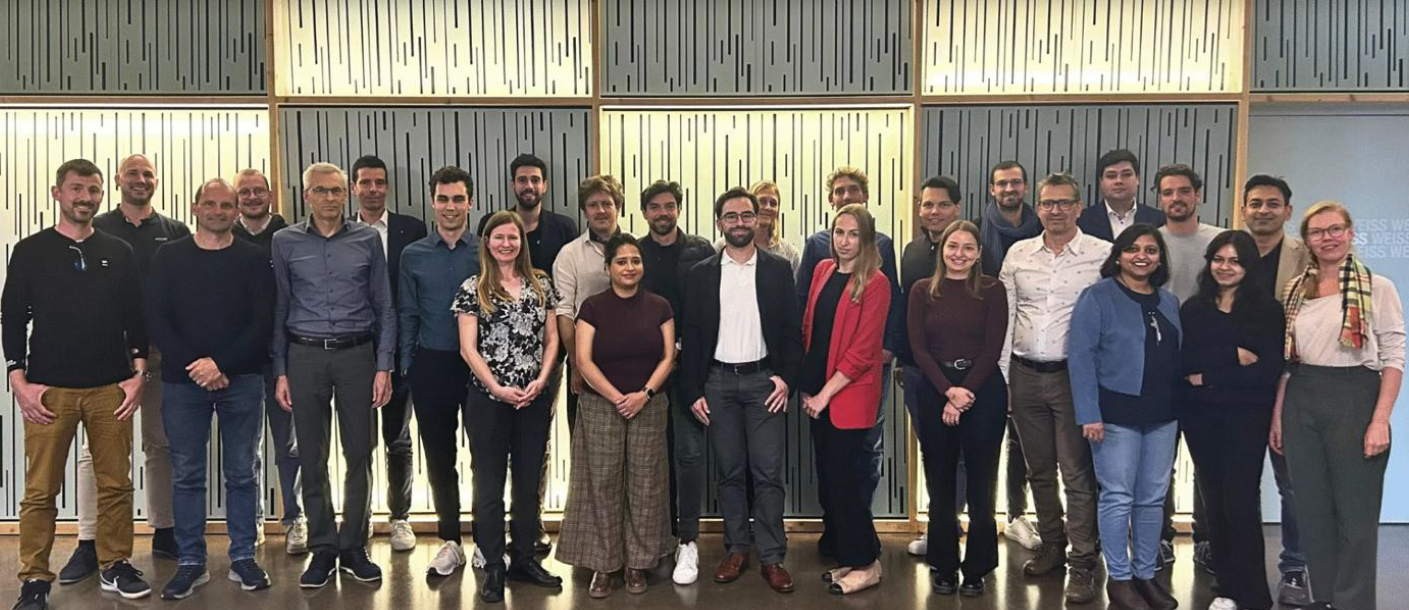 Eine Gruppe von 29 lächelnden Personen, Männer und Frauen, stehen in Reihen für ein Gruppenfoto beim Kick-off Event des Energy & Environment Accelerators.