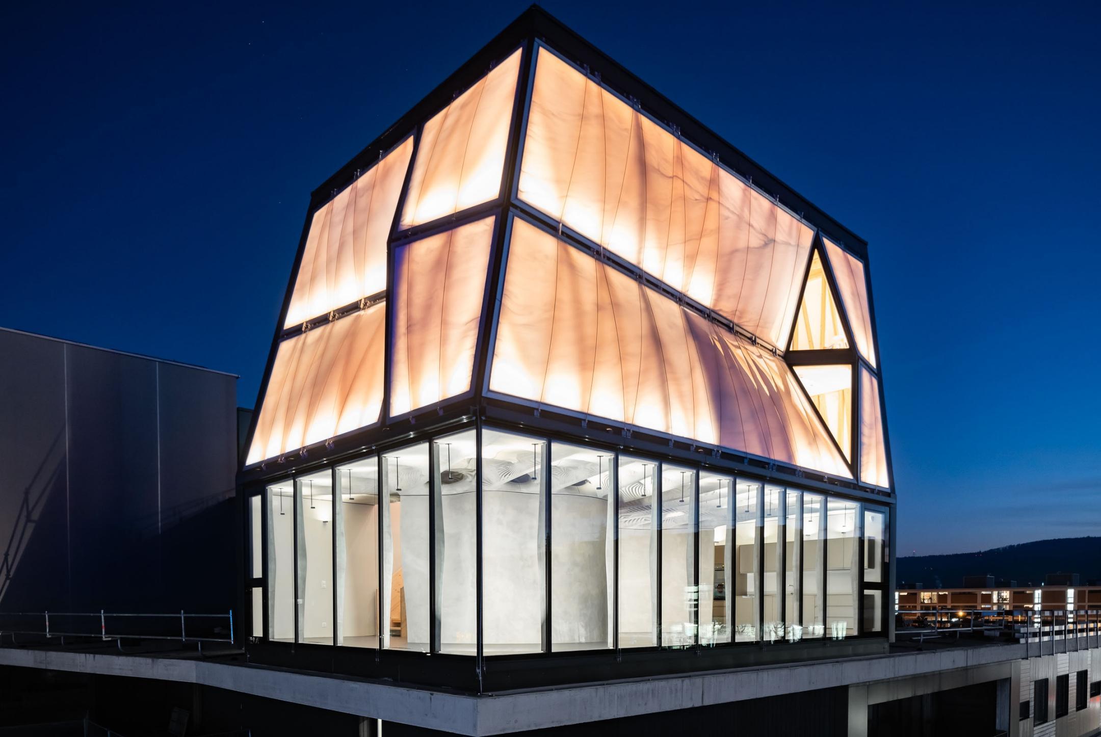 DFAB HOUSE  in der Abenddämmerung.
