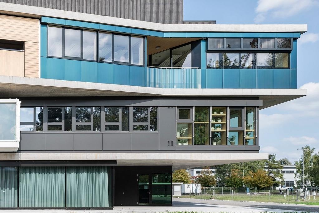 Die Südseite der Unit «SolAce» mit der grün-blau verglasten Photovoltaikanlage.