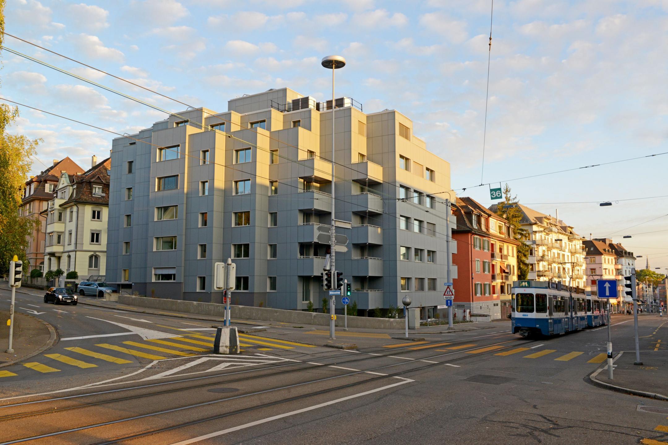 Gebäude an der Hofwiesenstrasse nach der Sanierung mit Integrierter PV-Fassade