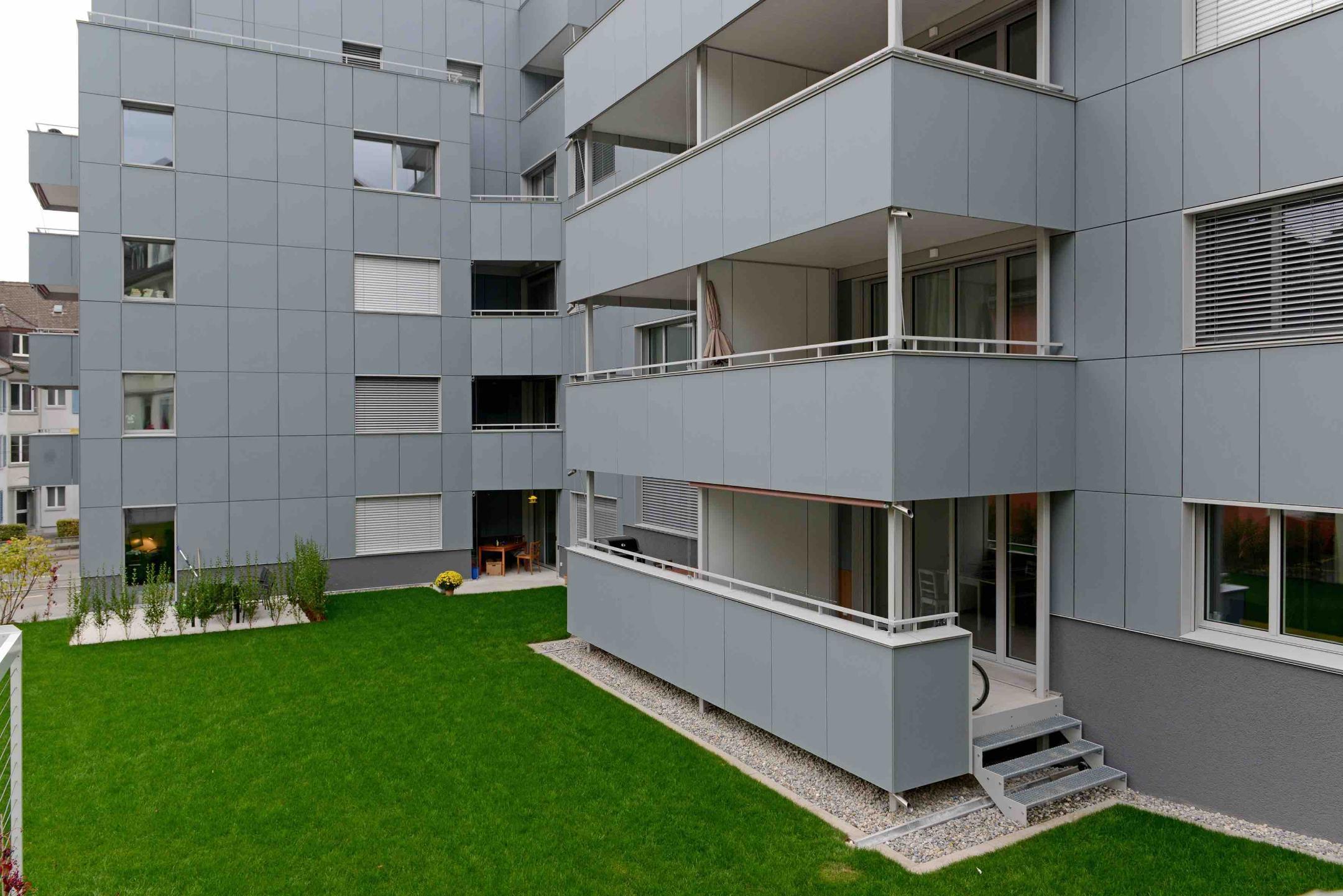 Südseite des Mehrfamilienhauses mit Grünfläche