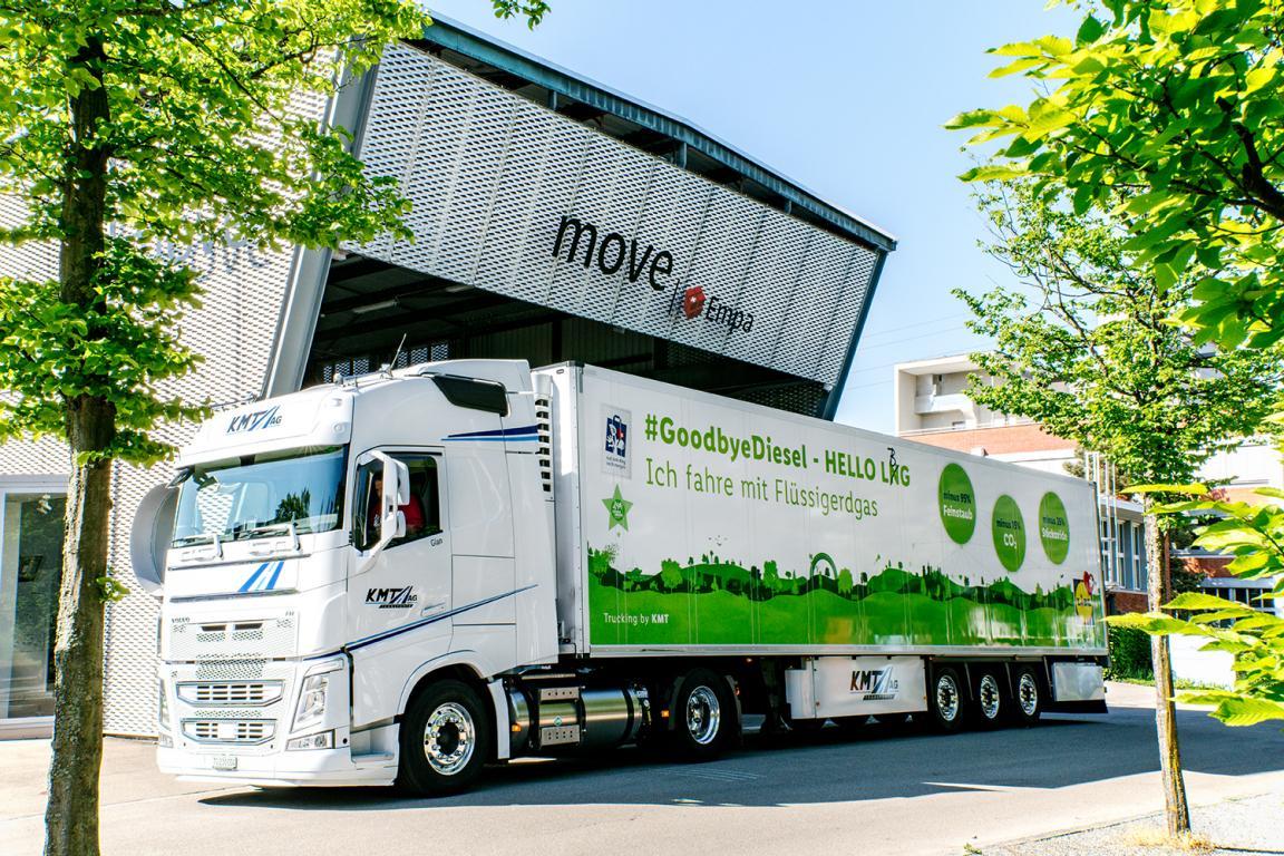 Ein LKW mit Flüssigerdgas-Antrieb vor der CNG-Tankstelle des Mobilitätsdemonstrators move der Empa in Dübendorf.