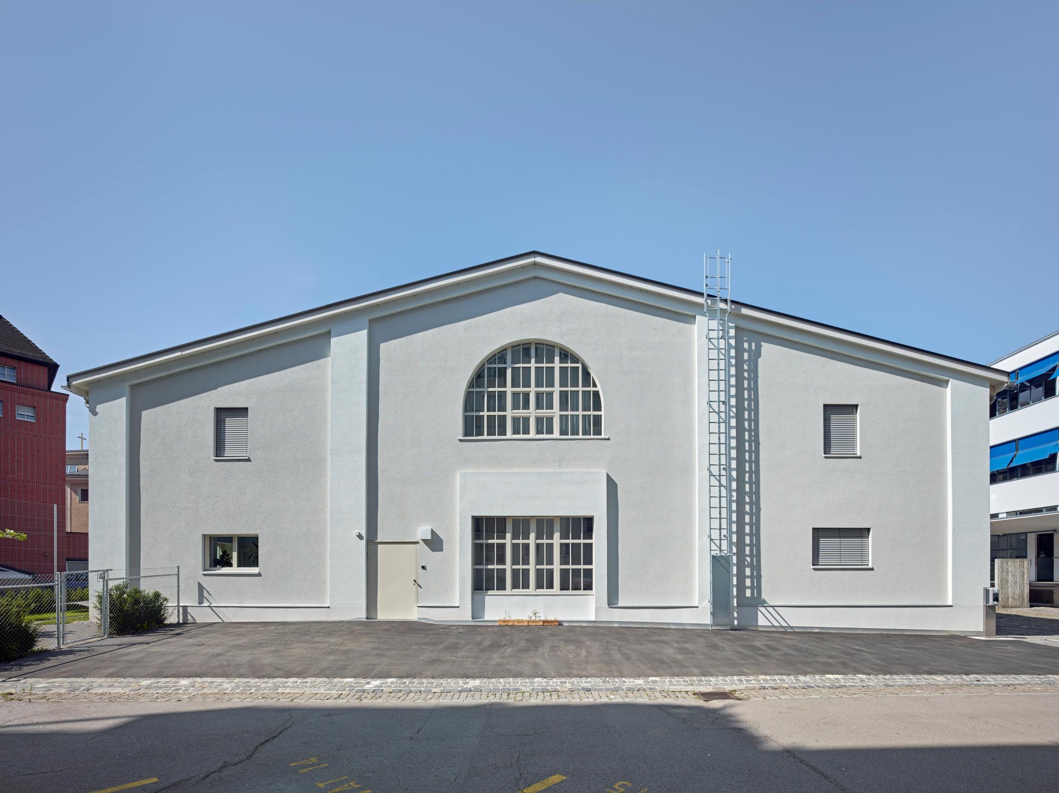 Sicht auf die Fassade des Hofgebäudes mit angrenzendem Randgebäude auf der rechten Seite