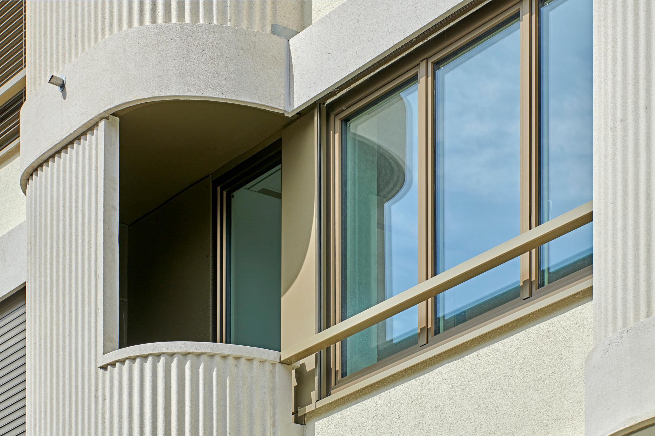 Nahaufnahme der Fassade mit halbkreisförmigen Ausbuchtungen der Balkone