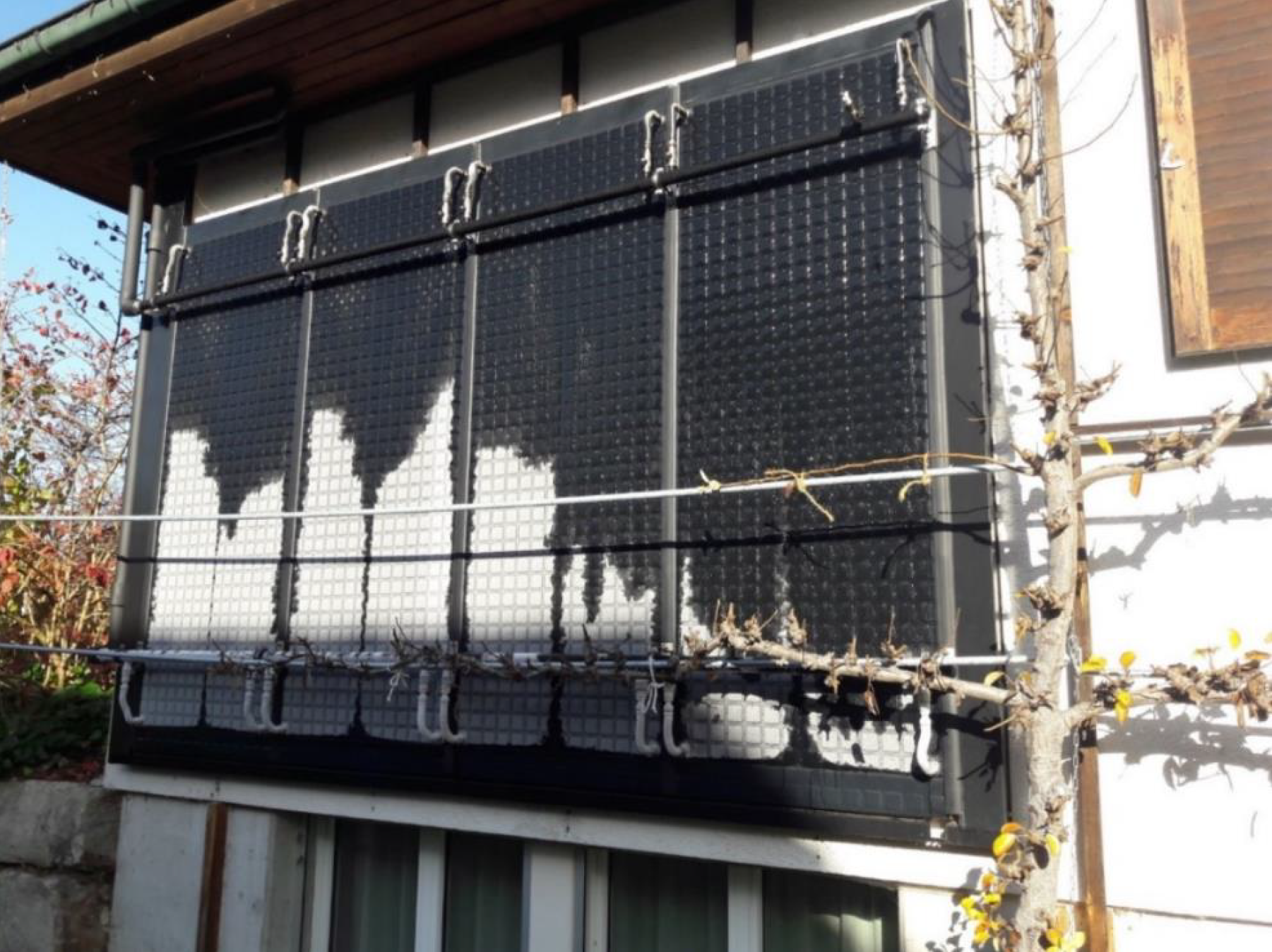 Der Solarabsorber auf der Südseite des Hauses beim Abtauen während Solareinstrahlung
