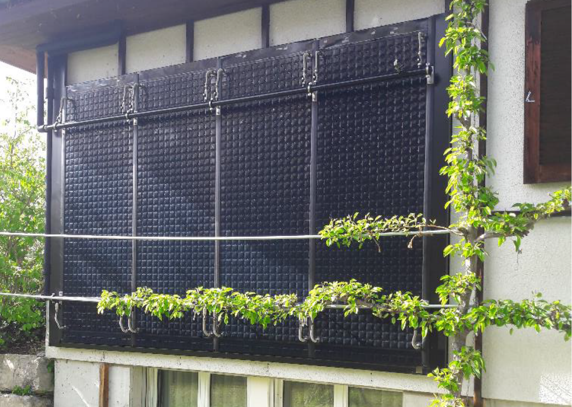 ESSA Solarabsorber von Energie Solaire SA an der Südfassade des Hauses als Quelle für die Wärmepumpe