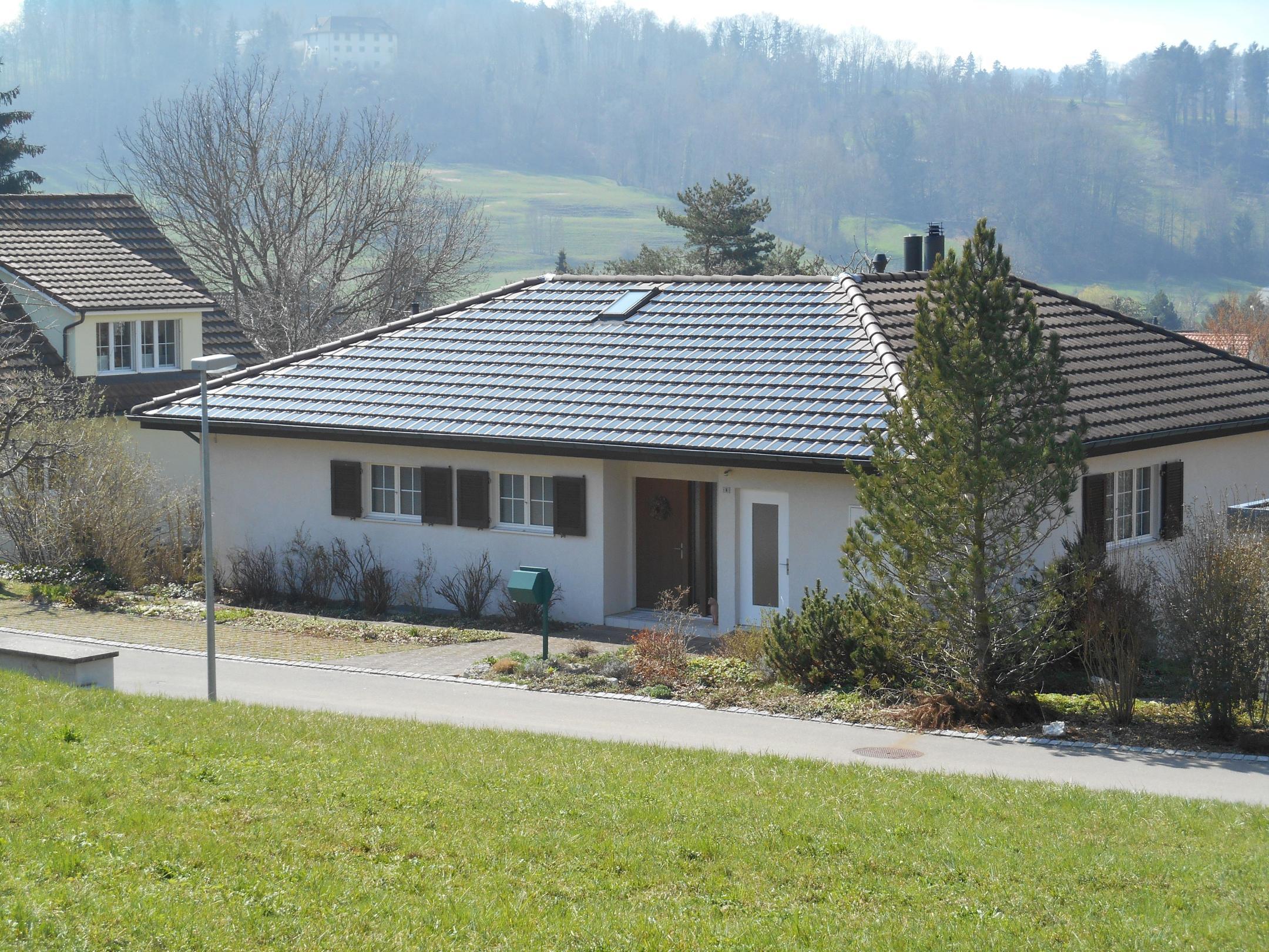 Ostdach des Einfamilienhauses an der Winzerstrasse 9, Elgg. Die Photovoltaikanlage umfasst 234 Panotron Solarziegel mit einer Leistung von 5.85 kWp.